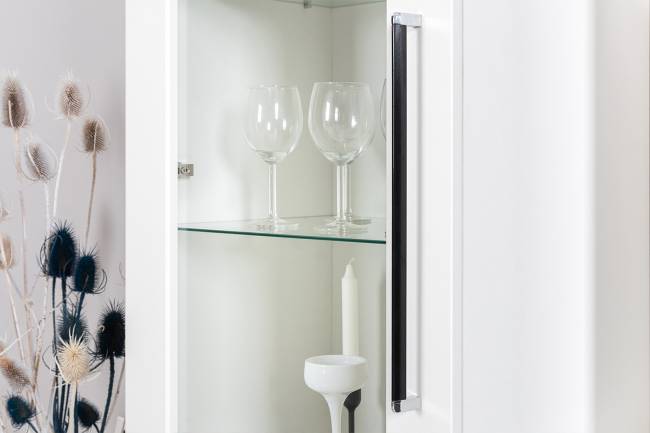 Тумба-комод и шкаф с тремя стеклянными дверками в гостиную Валенсия цвет белый шагрень Тумба-комод и шкаф с тремя стеклянными дверками в гостиную Валенсия цвет белый шагрень